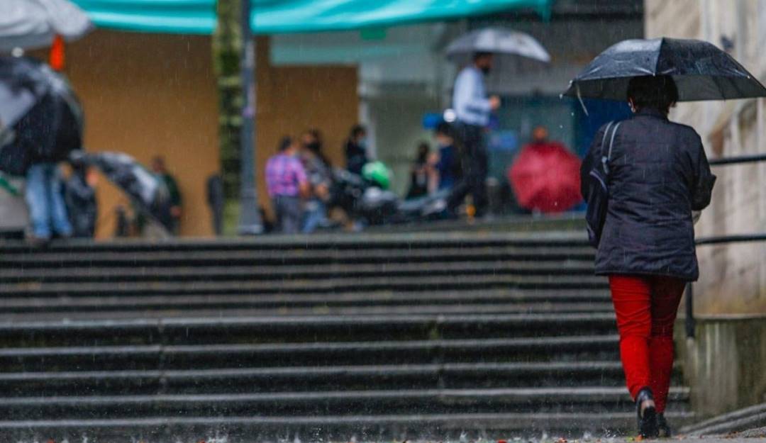 Entregan recomendaciones ante las fuertes lluvias. Crédito: Alcaldía de Manizales.