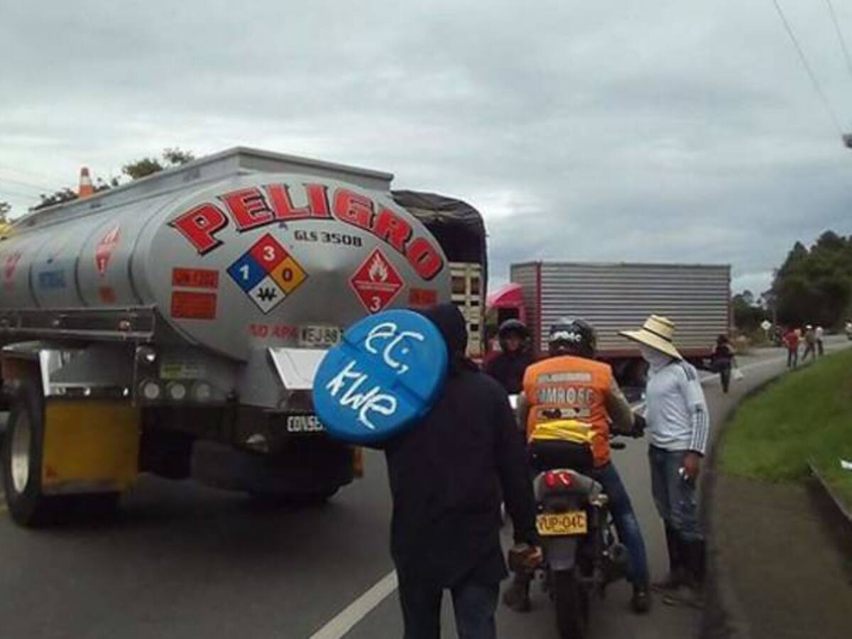 Este lunes continúa diálogo para levantar paro camionero