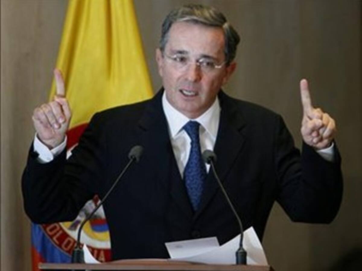 El presidente Uribe descarta reducción del IVA y del precio de la gasolina