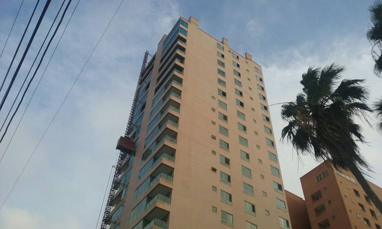Edificio al  norte de Barranquilla, donde quedaron atrapados 5 obreros en un ascensor externo.