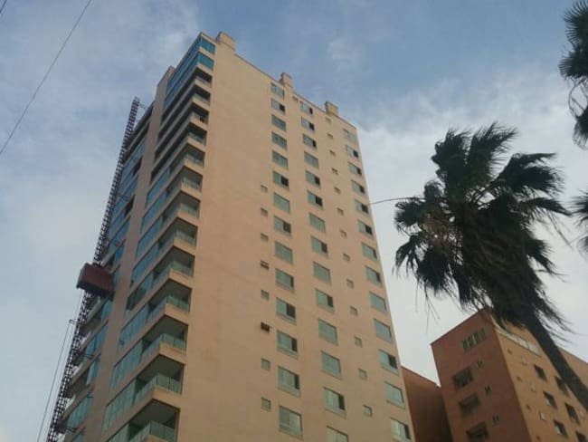 Edificio al  norte de Barranquilla, donde quedaron atrapados 5 obreros en un ascensor externo.