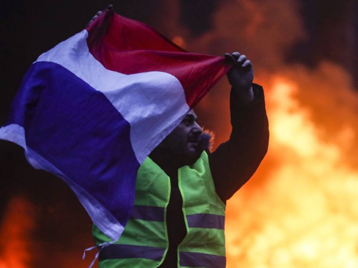 Arde París, violenta protesta de chalecos amarillos