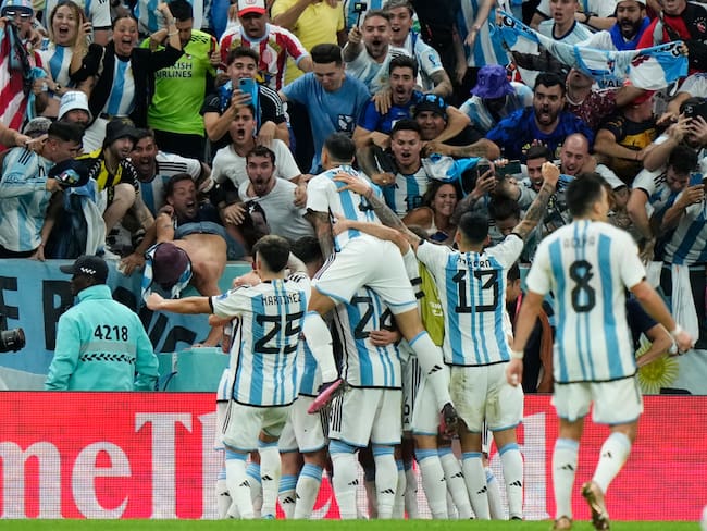 Selección de Argentina celebra uno de los goles ante Países Bajos  (Photo by Jose Breton/Pics Action/NurPhoto via Getty Images)