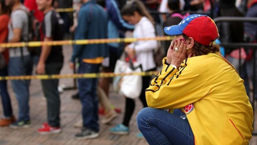 Ciudadanos venezolanos pasan la noche en inmediaciones de la Terminal de Transporte de Soledad (Atlántico). Foto: Getty Images