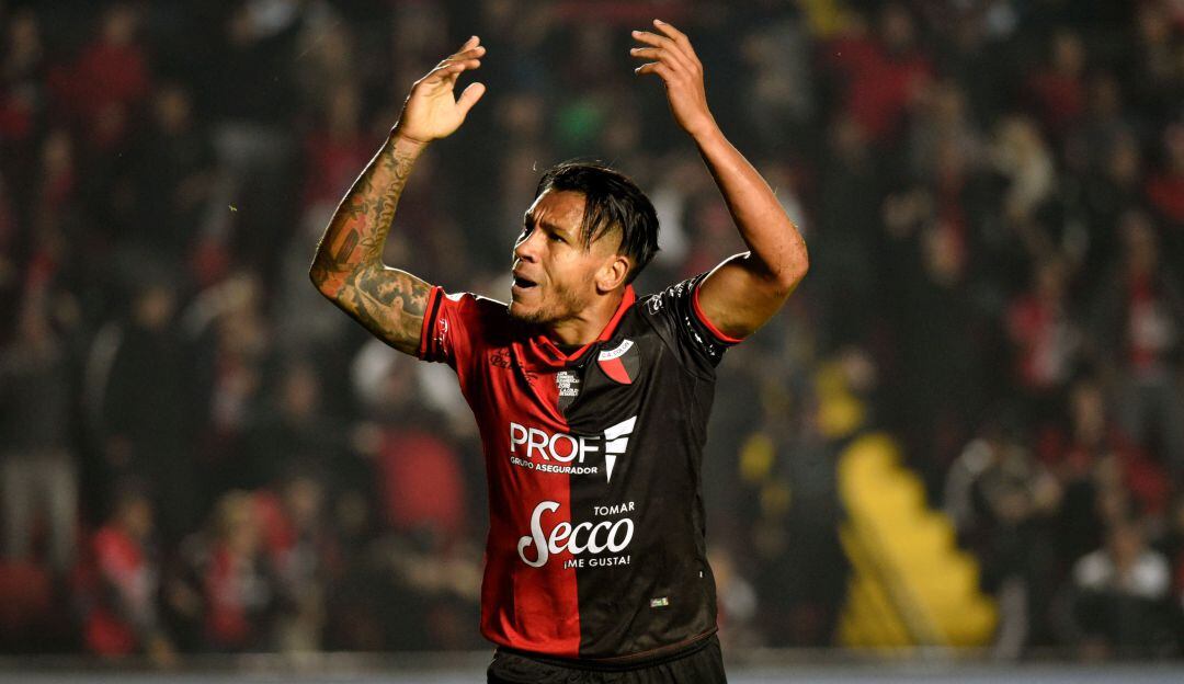 Wilson Morelo se fracturó la clavícula derecha con Colón de Santa Fe en la Copa Diego Armando Maradona.