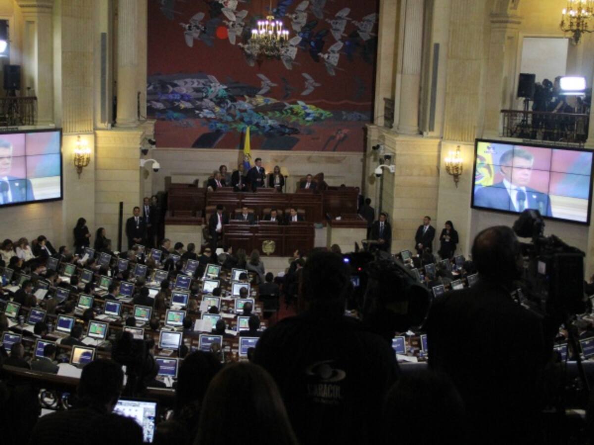 Piden que los congresistas donen un día de salario para los deportados