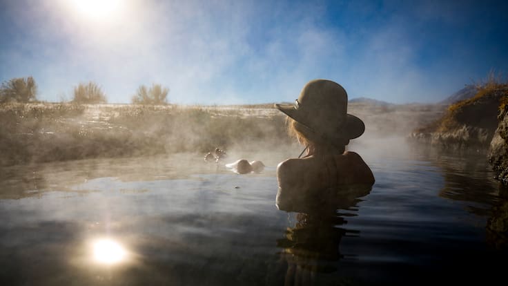 Mujer mirando a un punto fijo mientras está en el agua (Getty Images)