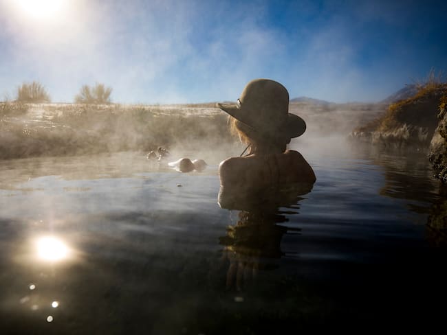 Mujer mirando a un punto fijo mientras está en el agua (Getty Images)