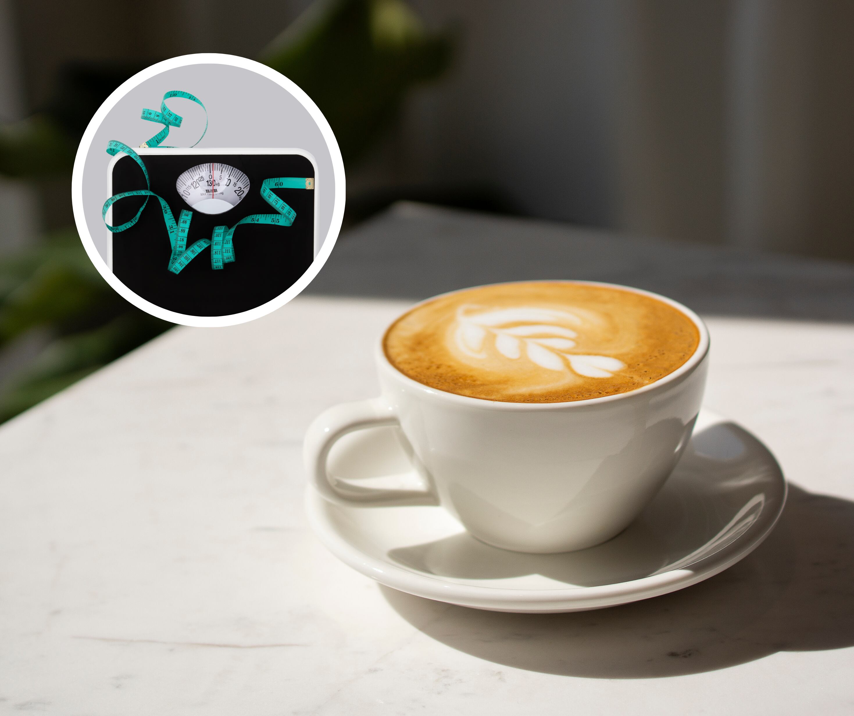 Taza de café junto a una báscula de peso y cinta métrica (Getty Images)