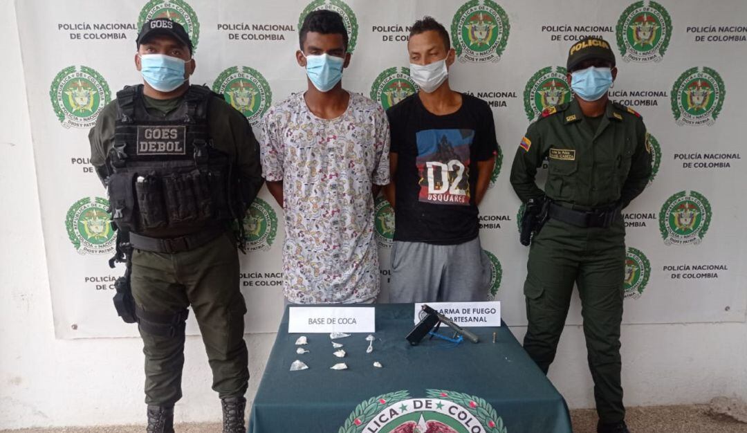 Los uniformados les encontraron 10 bolsas plásticas con base de coca listas para ser vendidas y un arma de fuego artesanal con un cartucho
