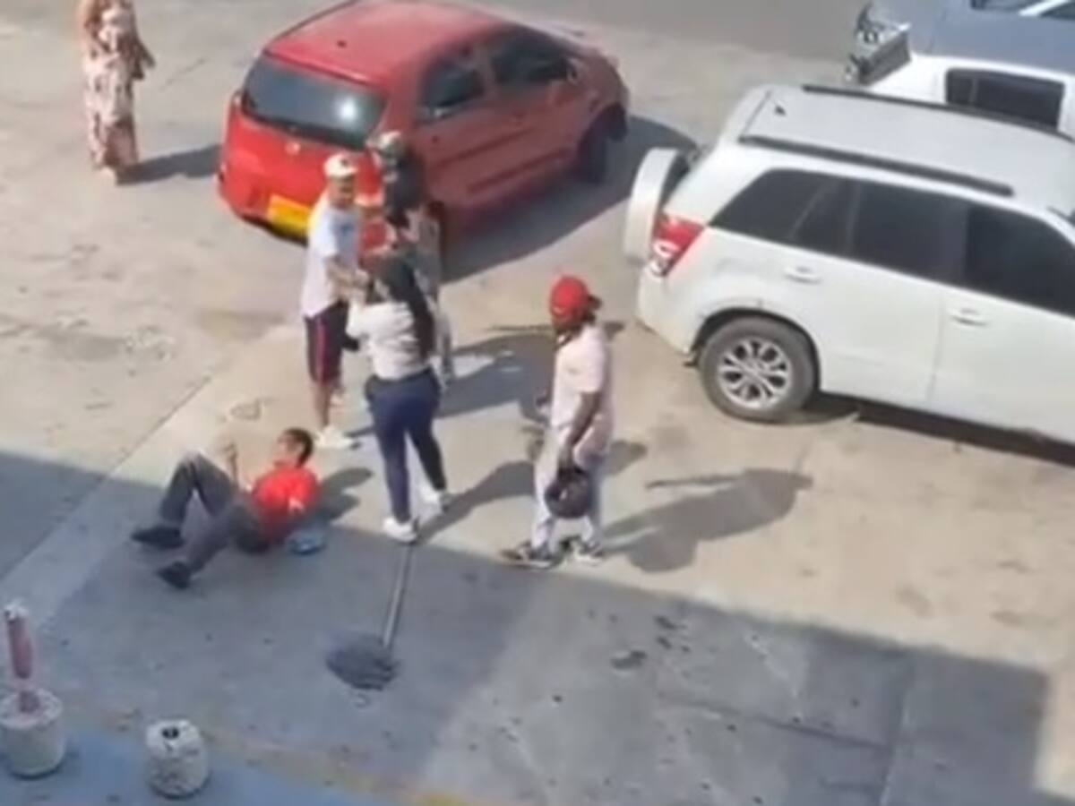 Trabajador de gasolinera recibió golpiza por pedir que no pisaran el lugar donde trapeaba