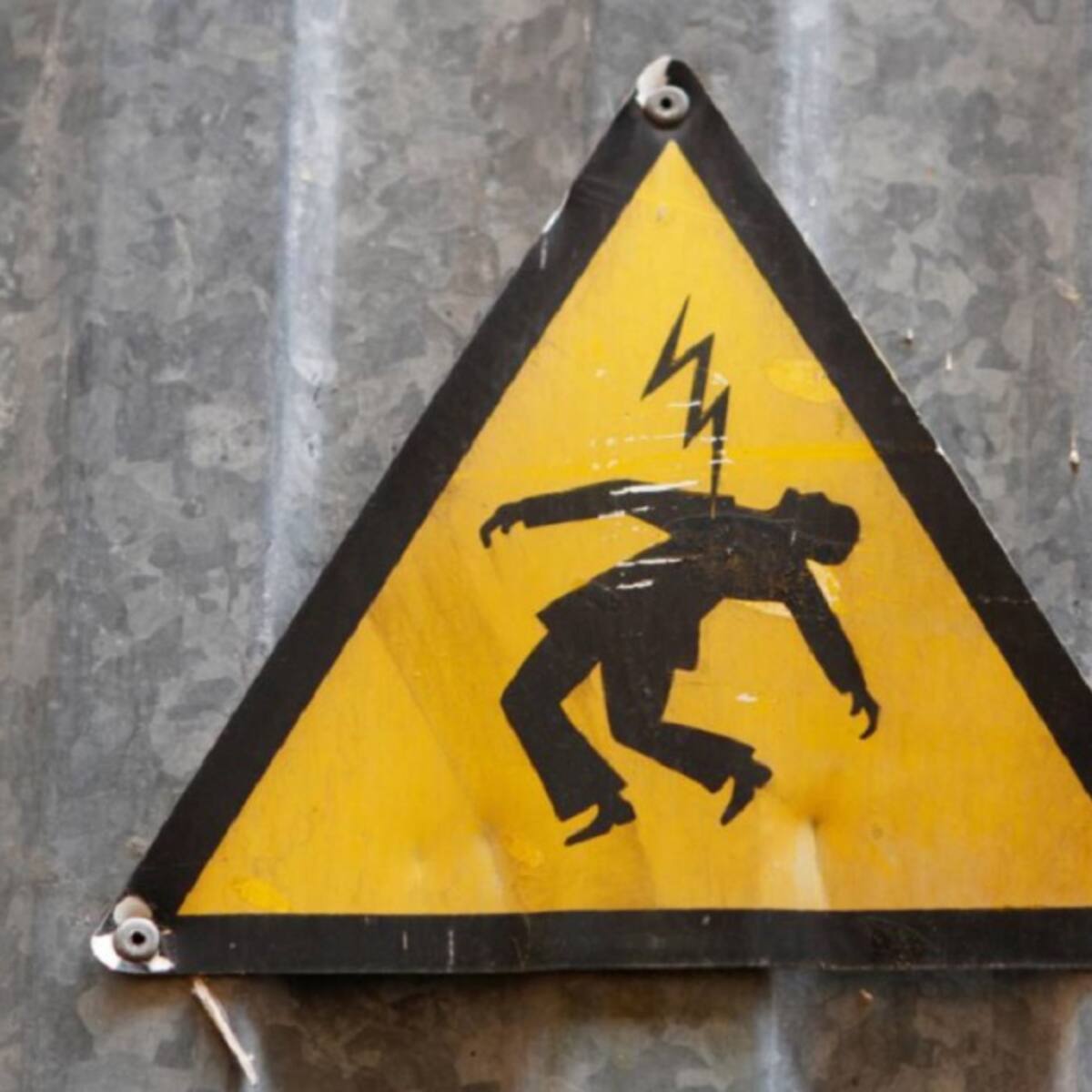 Dos muertos y dos heridos por fuerte descarga eléctrica en Campeche