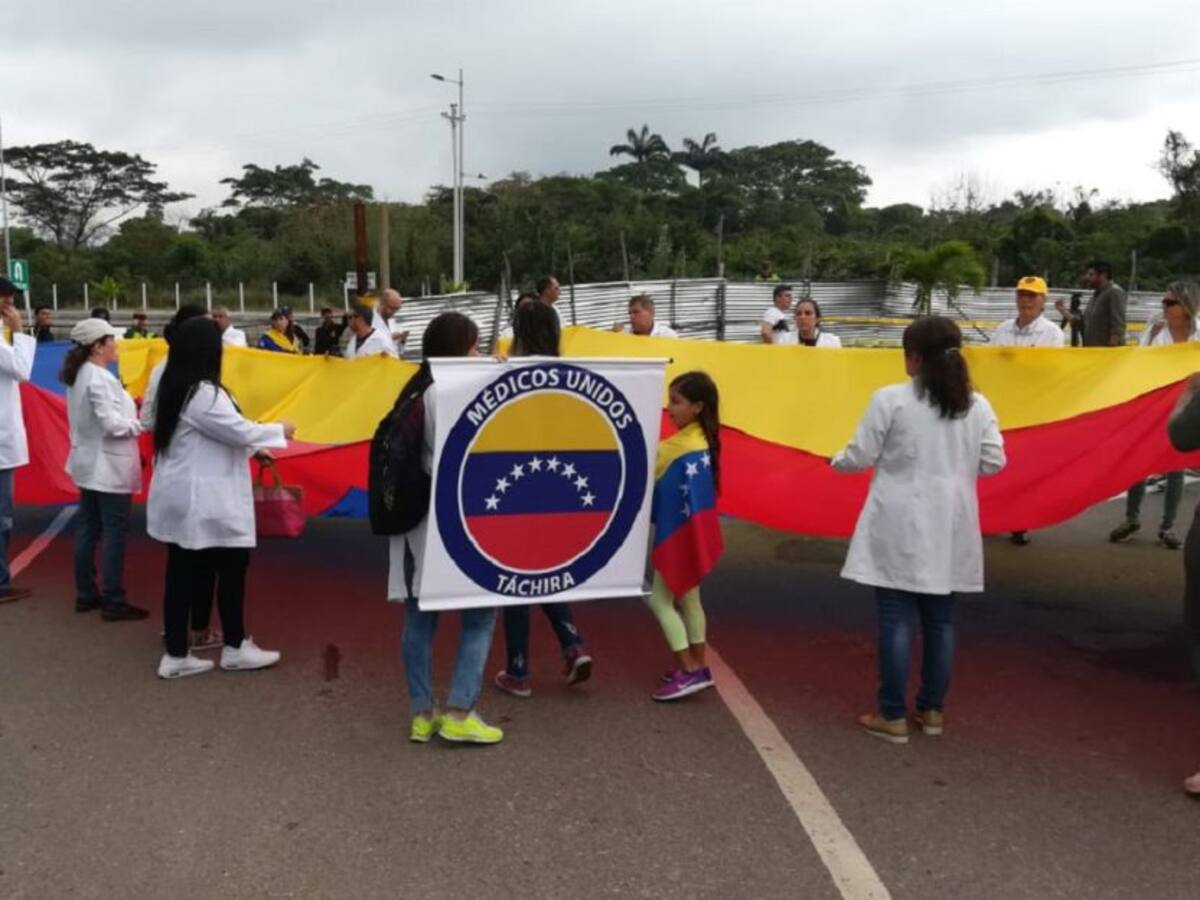 Médicos venezolanos exigen ingreso de ayuda humanitaria
