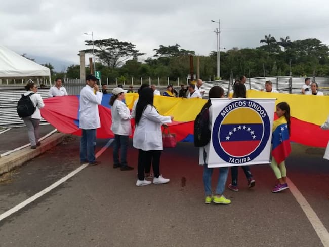 Médicos venezolanos exigen ingreso de ayuda humanitaria