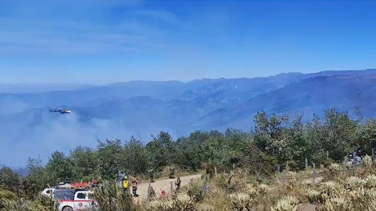 Con helicóptero atienden fuerte incendio en el páramo de Berlín