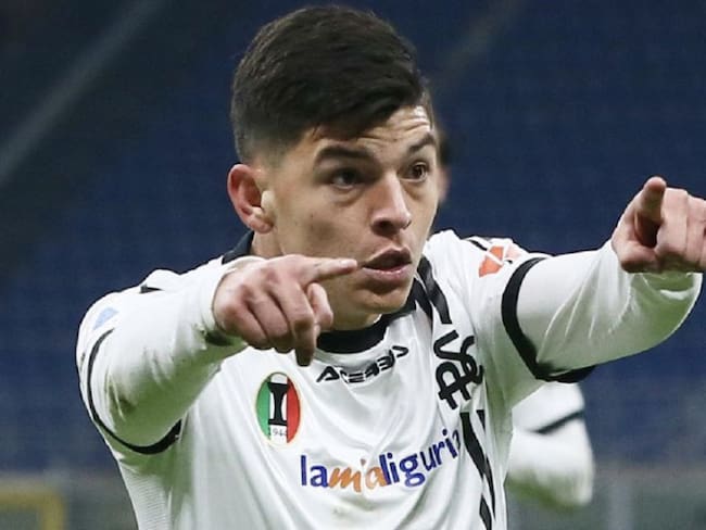 Kevin Agudelo festeja su primer gol en la Serie A 2021-2022.