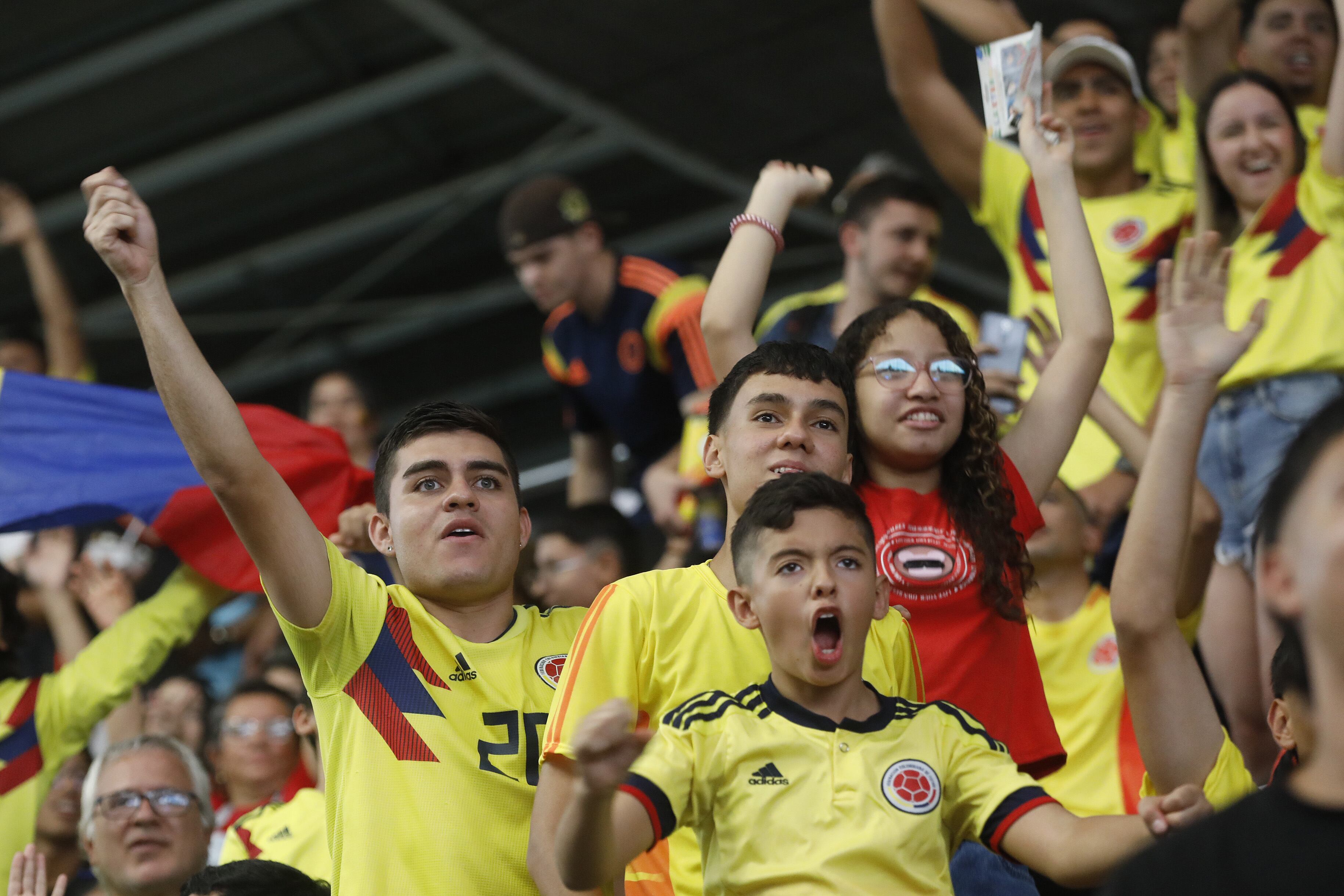 -FOTODELDÍA- AME9946. MEDELLÍN (COLOMBIA), 06/07/2024.- Aficionados de la selección colombiana de fútbol animan al equipo durante la transmisión del partido ante Panamá, correspondiente a la Copa América 2024, este sábado en el coliseo Yesid Santos, en Medellín (Colombia). EFE/ Luis Eduardo Noriega Arboleda