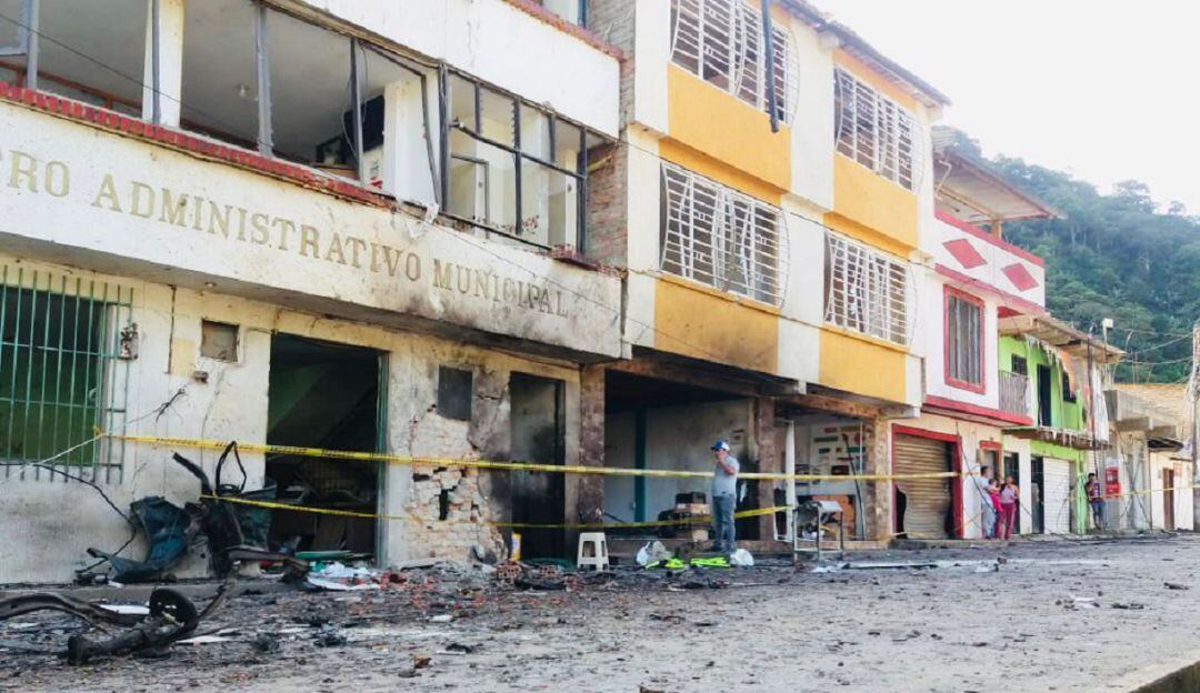Atentado terrorista con ‘carro bomba’ que dejó dos heridos en Argelia, Cauca. 