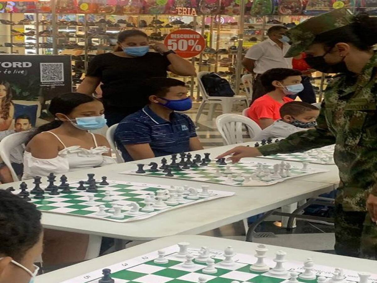 Una teniente del Ejército lideró simultánea de ajedrez en Montería