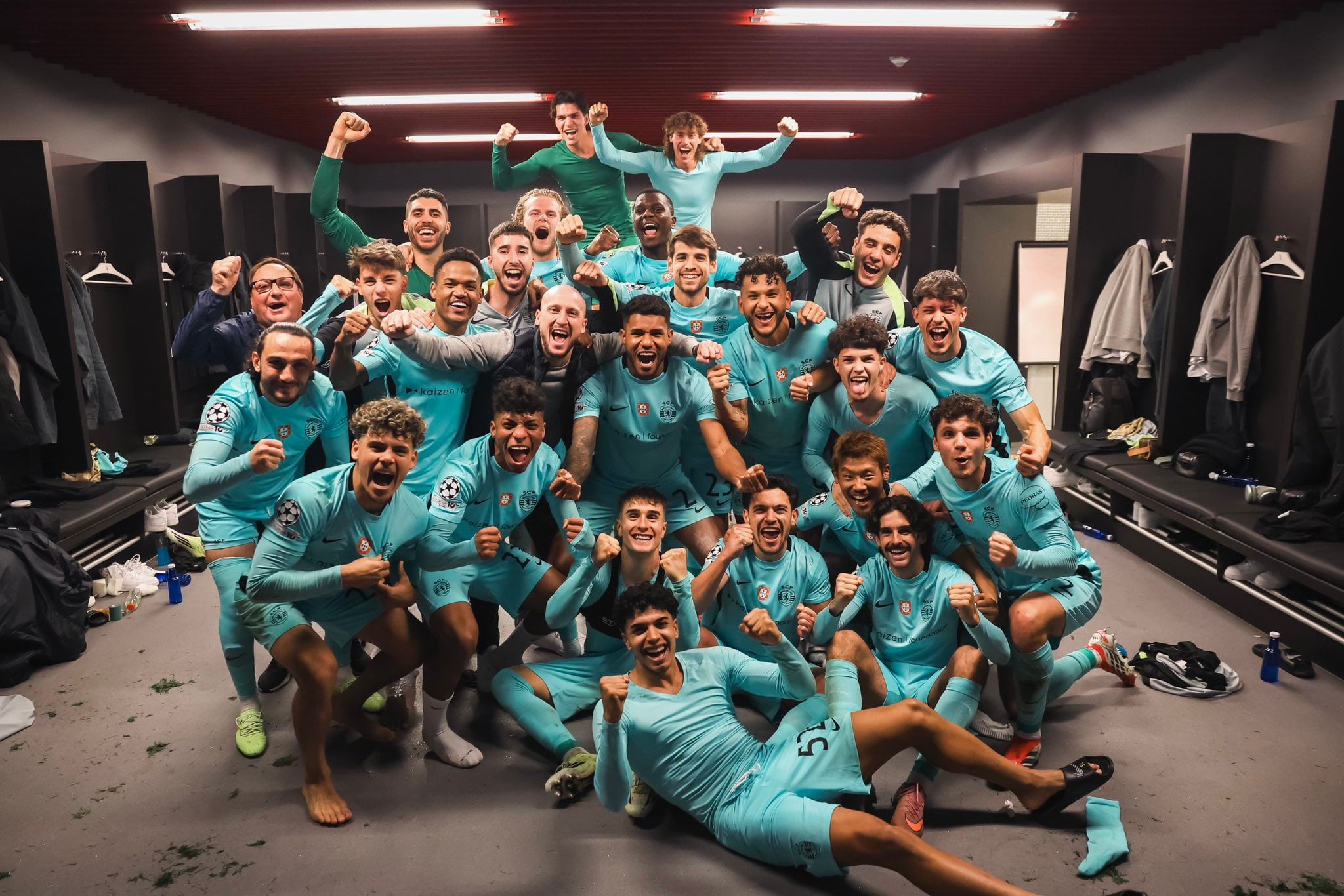 Los jugadores del Sporting Lisboa festejan la clasificación a octavos de final de la Champions / Twitter: @SportingCP.