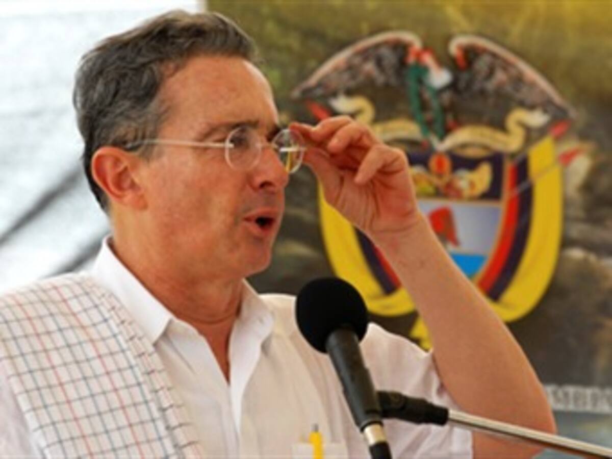 Funcionarios responderán públicamente por casos de corrupción, anunció el Presidente Uribe