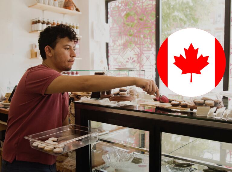 Hombre latino trabajando en una panadería en Canadá (Getty Images)