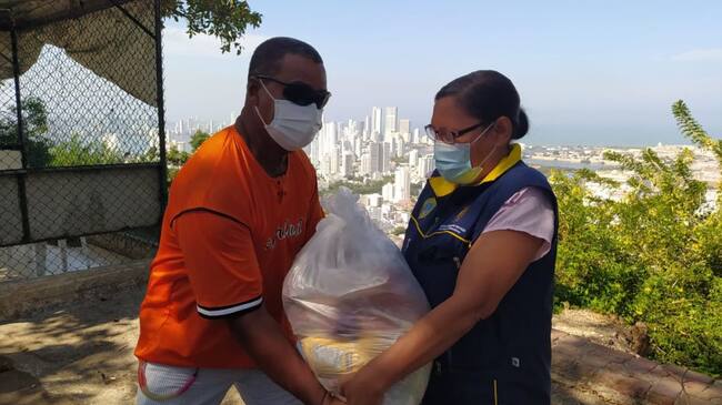 Entrega de ayudas humanitarias en Cartagena