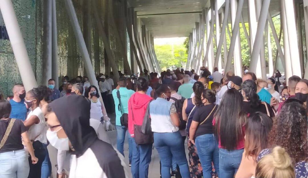 Con fila hasta de cinco horas, docentes en Medellín esperan vacuna