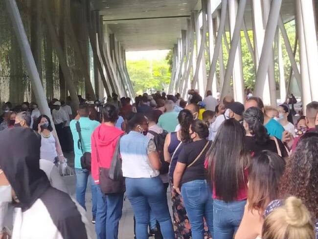 Con fila hasta de cinco horas, docentes en Medellín esperan vacuna