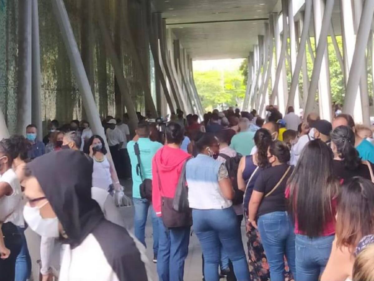 Con fila hasta de cinco horas, docentes en Medellín esperan vacuna