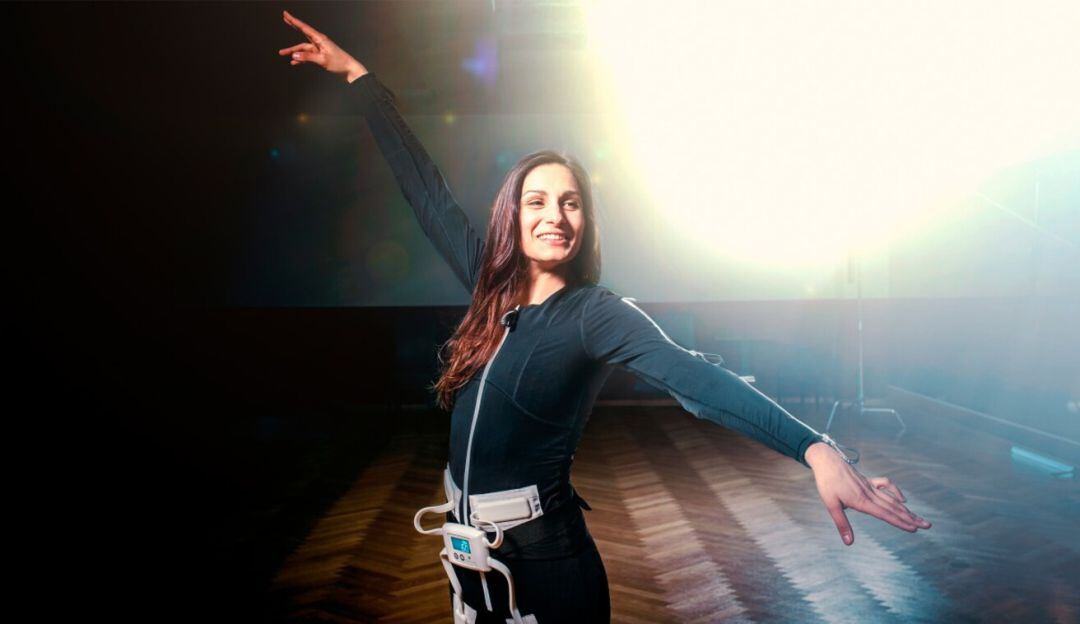 Louisa usando el Exopulse Mollii Suit.