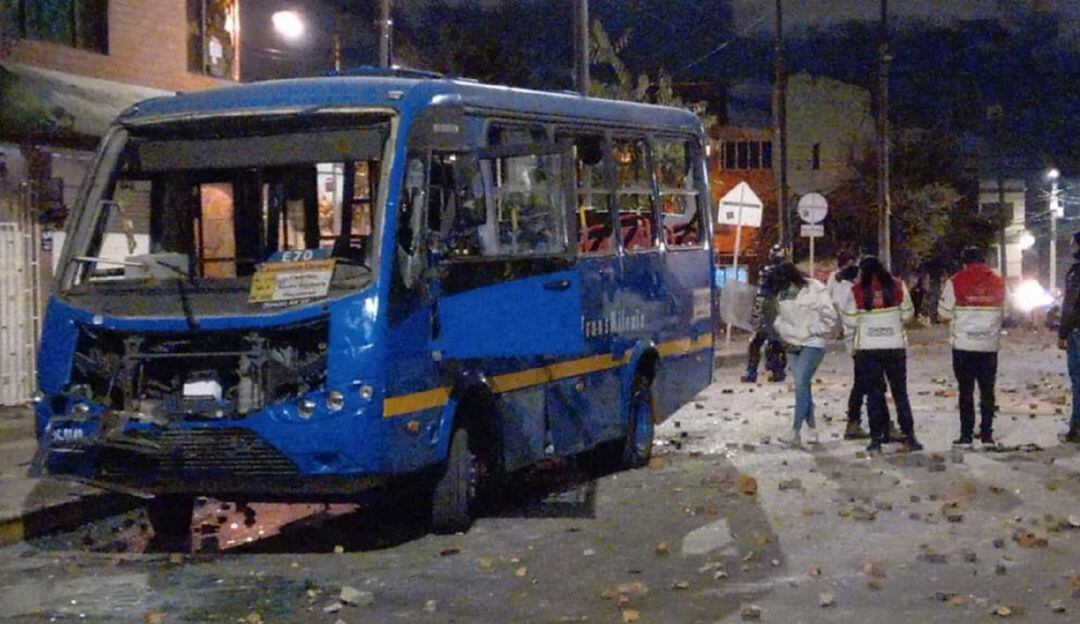 Uno de los cinco buses afectados en el sur de Bogotá. 