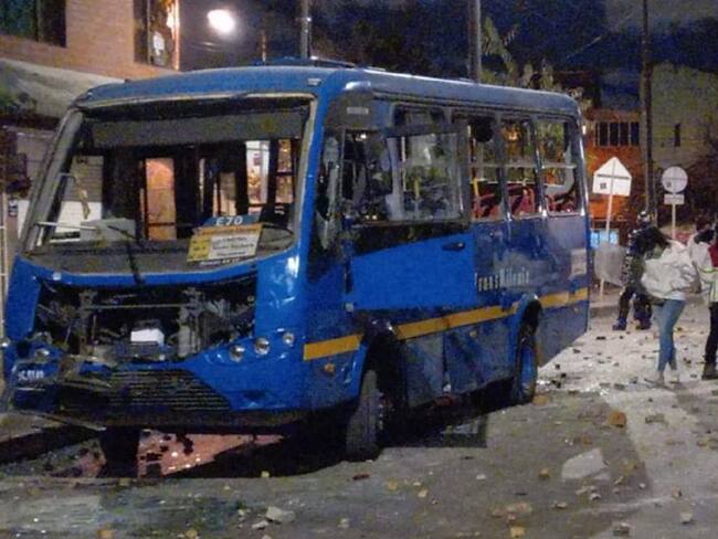 Uno de los cinco buses afectados en el sur de Bogotá. 