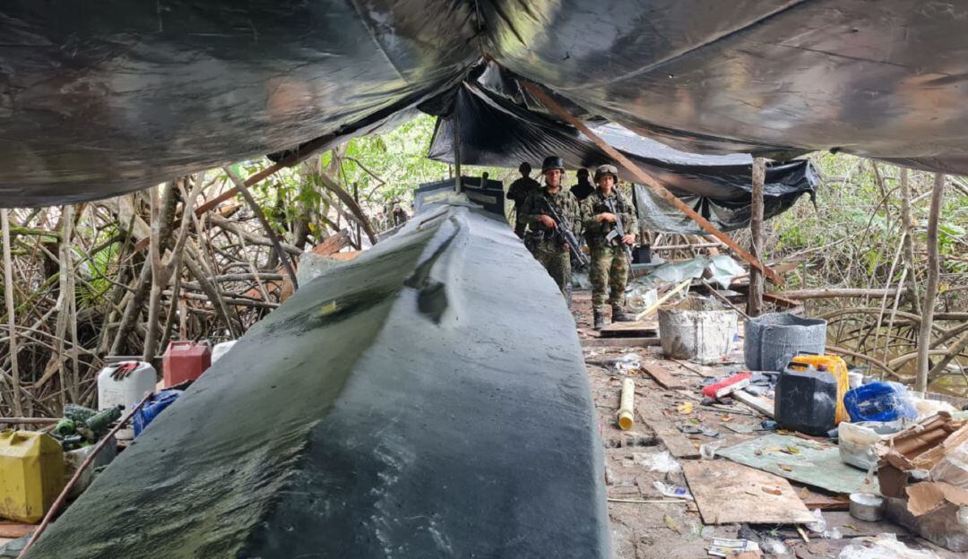 Semisumergible con capacidad de transportar dos toneladas de cocaína