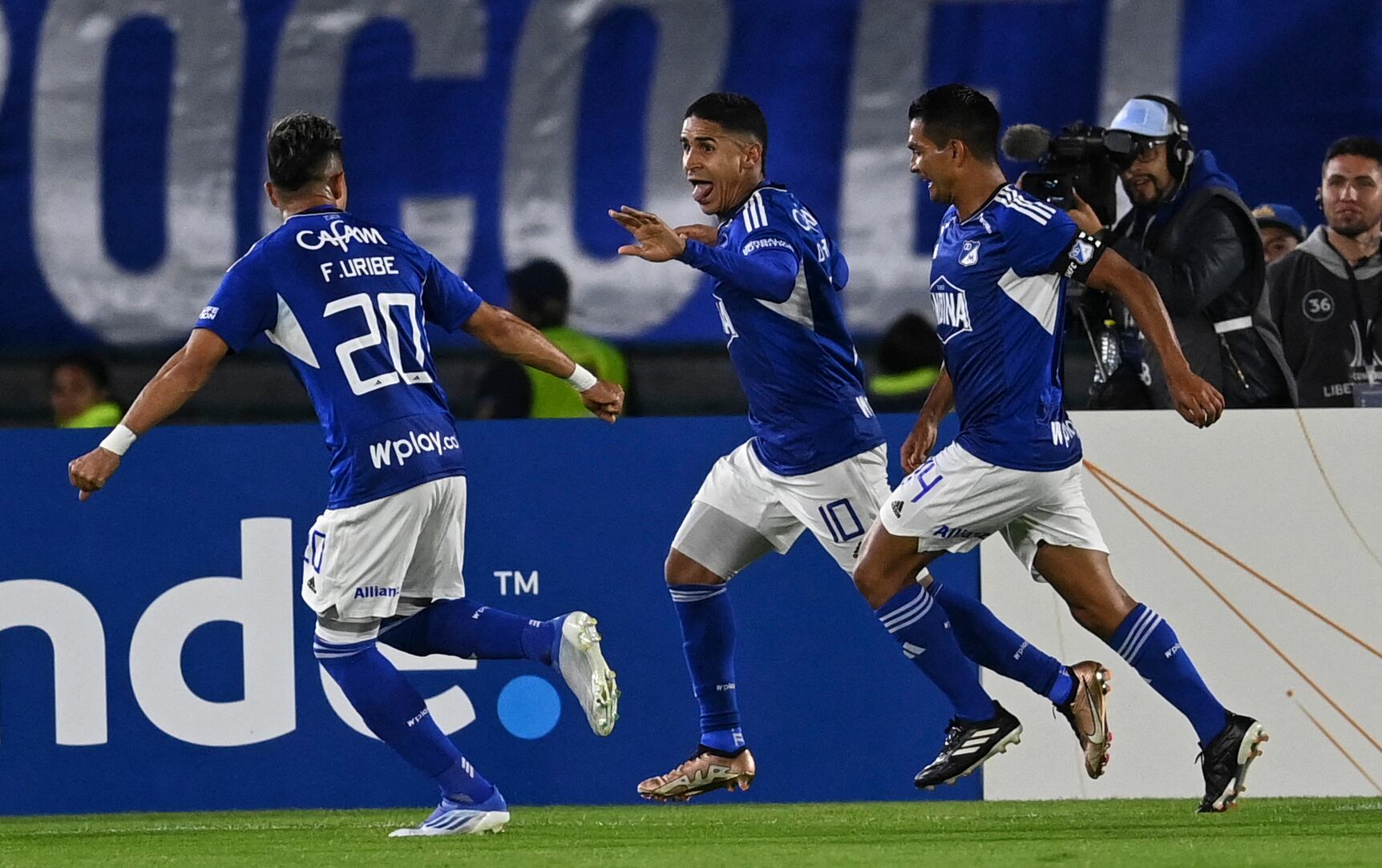 El mediocampista de Millonarios, Daniel Cataño (C), celebra después de anotar contra la Universidad Católica durante el partido de vuelta de la segunda etapa de la Copa Libertadores entre Millonarios de Colombia y la Universidad Católica de Ecuador, en el estadio El Campín en Bogotá el 2 de marzo de 2023. (Foto de Juan BARRETO / AFP) (Foto de JUAN BARRETO/AFP vía Getty Images)