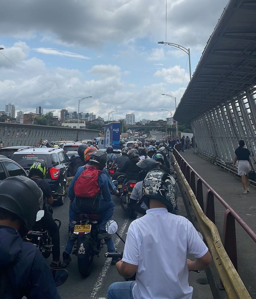 Protestas en el viaducto César Gaviria Trujillo - Alejandro López