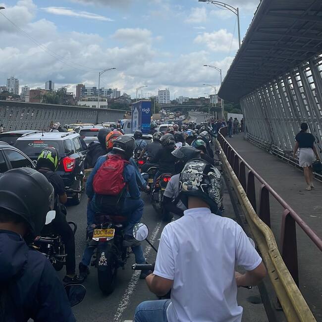 Protestas en el viaducto César Gaviria Trujillo - Alejandro López