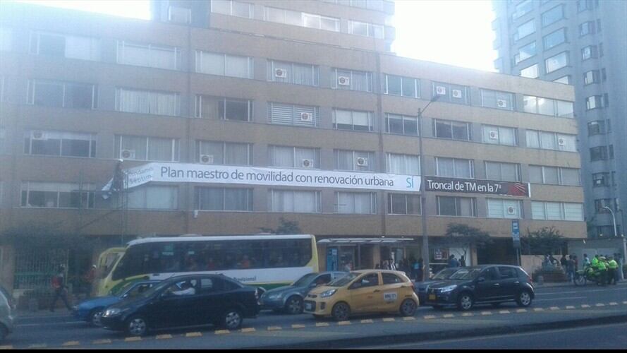 Alcaldía intentó retirar pancarta en contra del Transmilenio por la Séptima. Foto: La Wcon Julio Sánchez Cristo