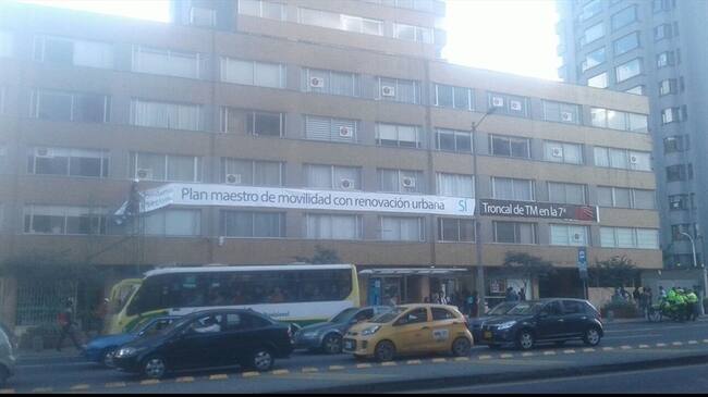 Alcaldía intentó retirar pancarta en contra del Transmilenio por la Séptima. Foto: La Wcon Julio Sánchez Cristo
