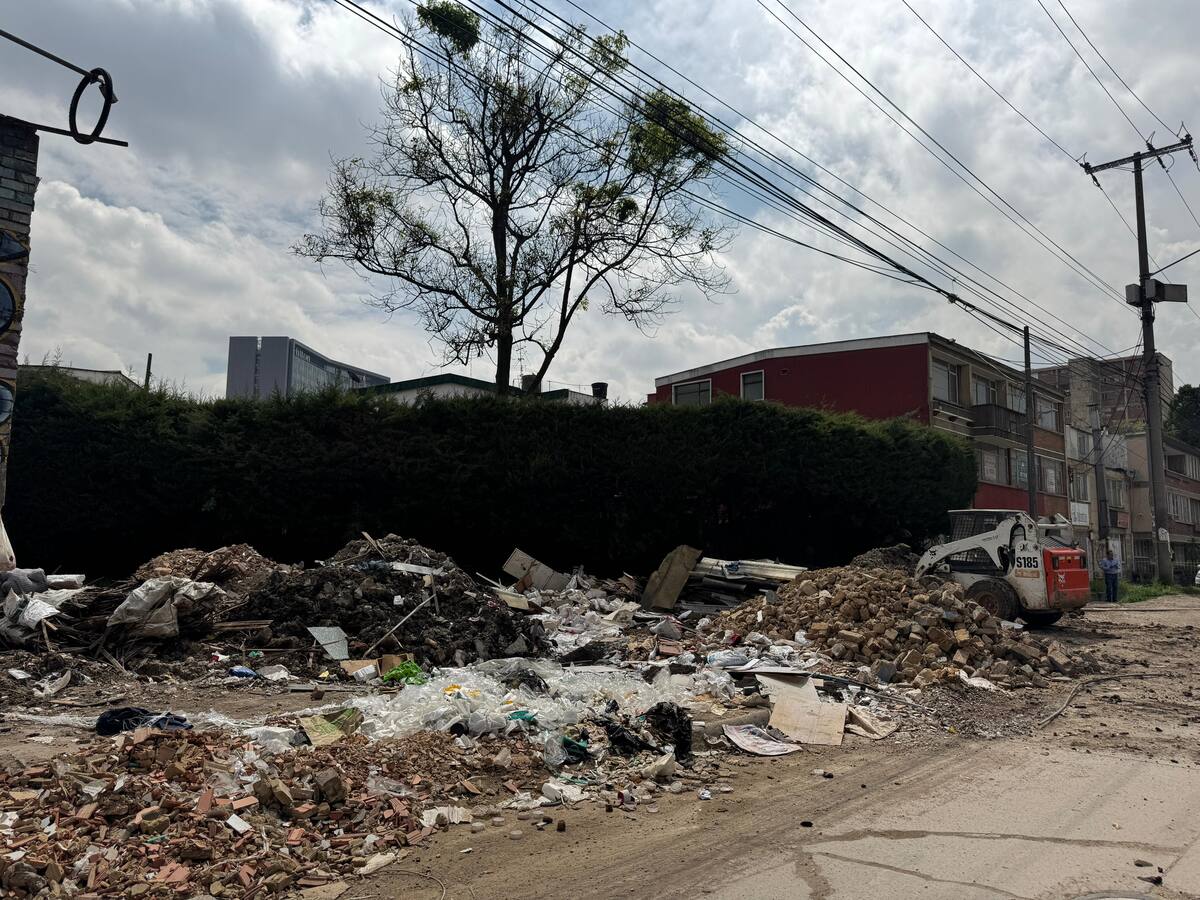 Sancionan a una persona por desechar escombros en un barrio de Bogotá