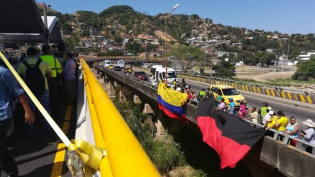Protestas en la inauguración del puente Benito Hernández en Cúcuta