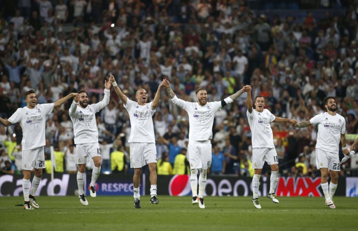 Los jugadores del Real Madrid celebran con sus hinchas la clasificación a la final de la Copa.