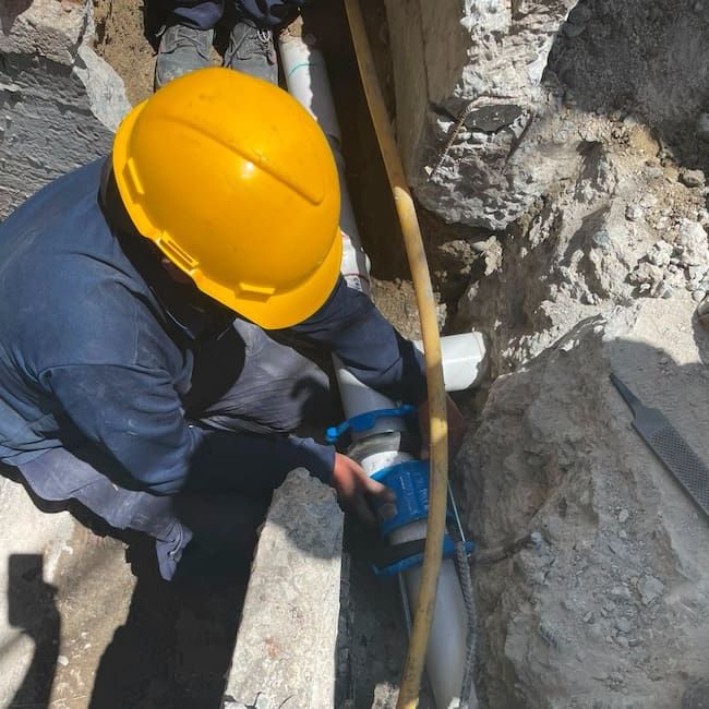 Reparación de daños en tuberías afectadas por el terremoto en acueducto en Salento, Quindío.Foto: Cortesía EPQ