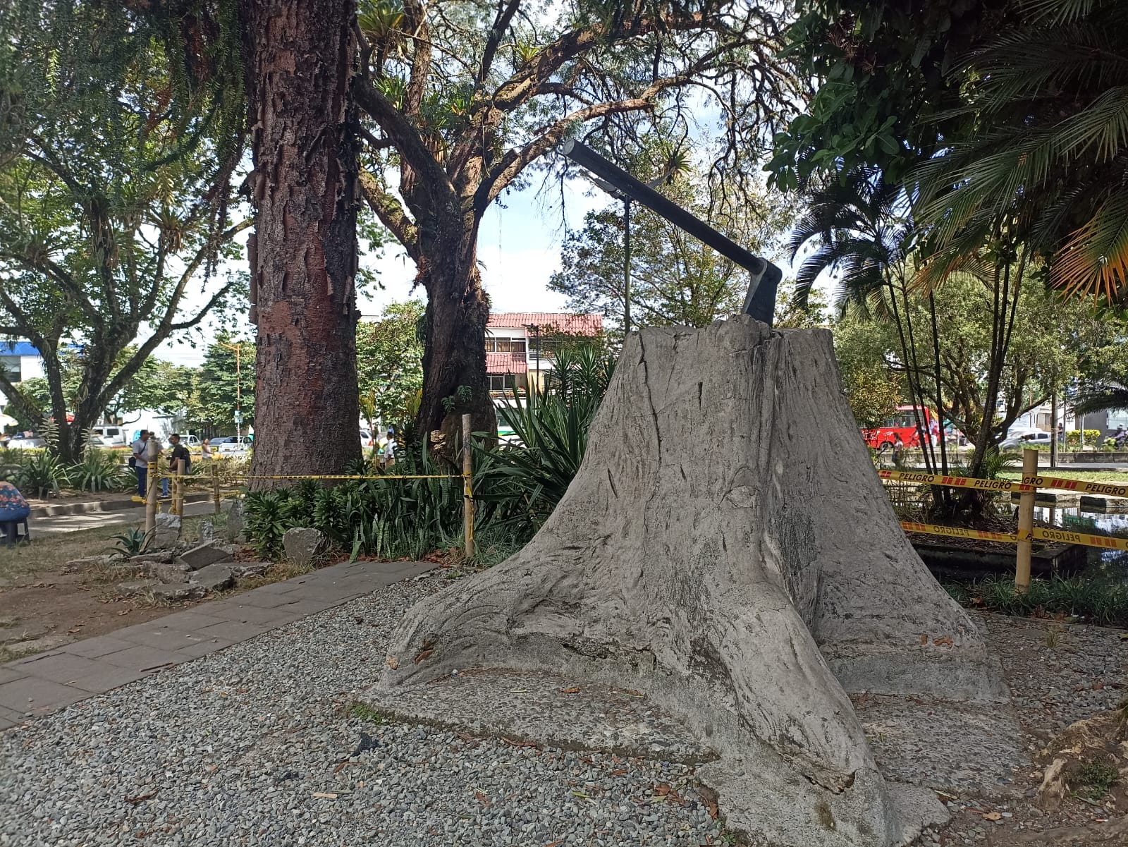Monumento a los fundadores, tronco y hacha en el parque de Los Fundadores en Armenia. Foto Adrián Trejos