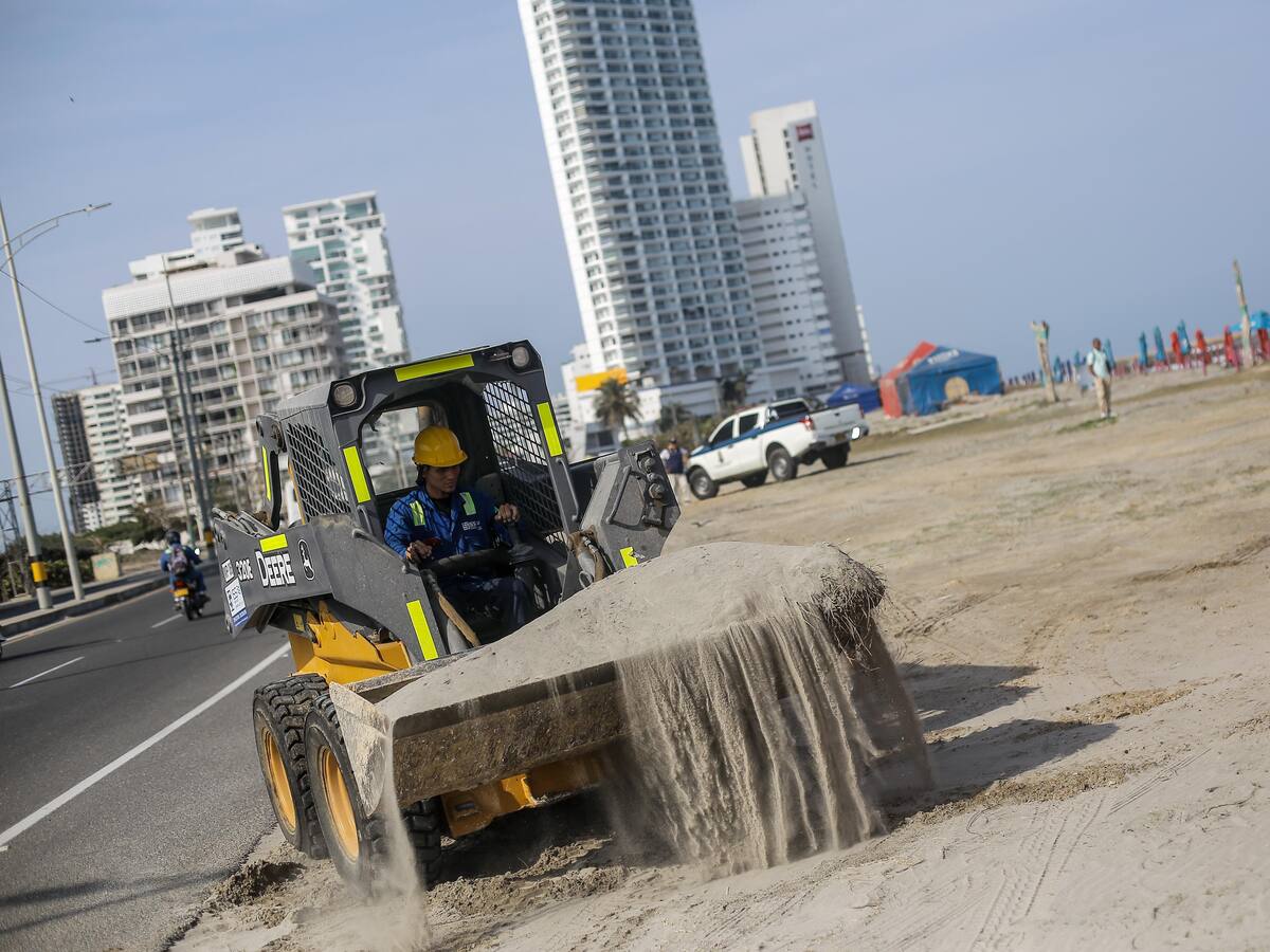 Recuperan y limpian avenida Santander tras el paso del mar de leva