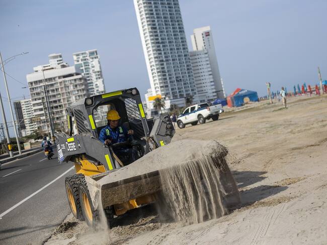 Recuperan y limpian avenida Santander tras el paso del mar de leva