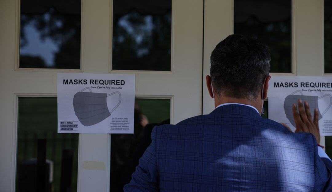 Estados Unidos recomienda uso de mascarillas en interiores.