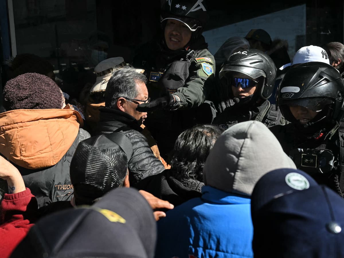 Autoridades bolivianas comienzan a levantar barricadas tras decreto de estado de excepción