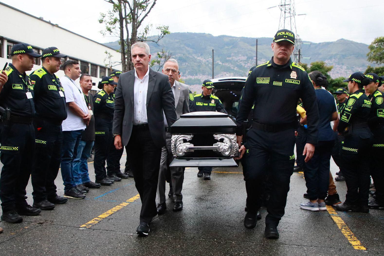 El gobernador y la policía durante la ceremonia de la patrullera María Alejandra Vieda Almario. Foto: Gobernación de Antioquia.