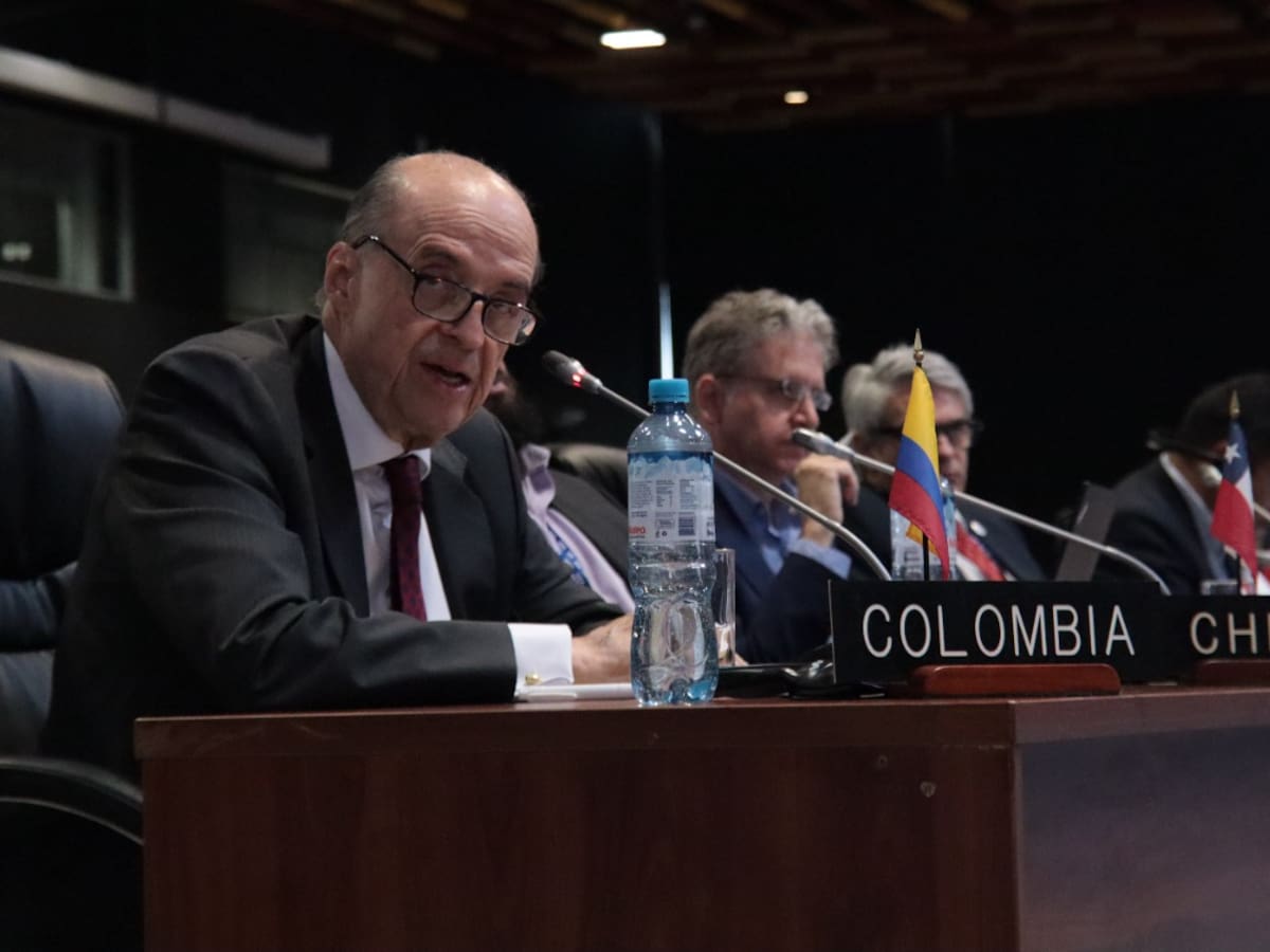 Familia de canciller Leyva tiene empresa para gestionar nacionalidades portuguesas